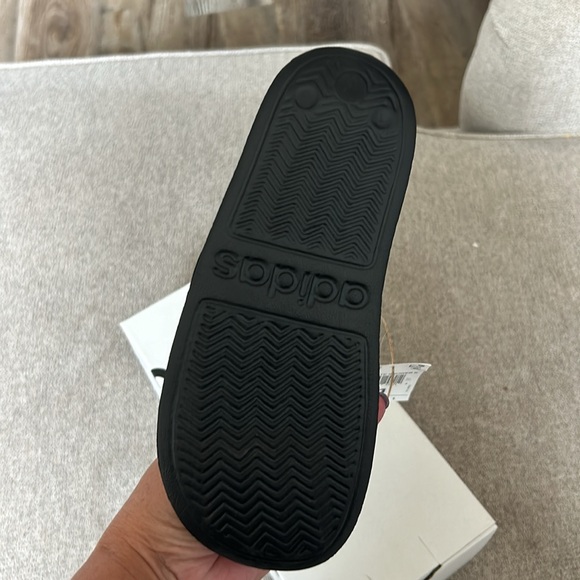 NIB Adidas youth one - Picture 3 of 4